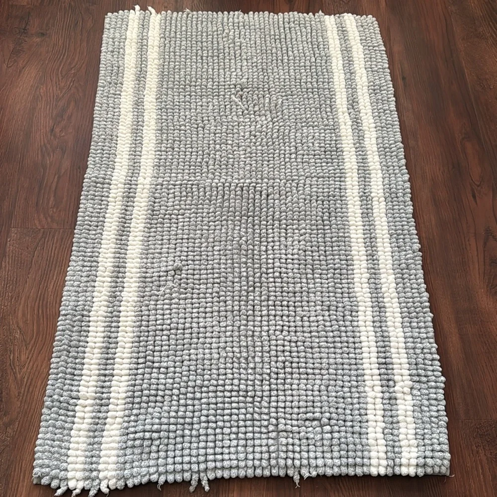 Bath Mats Size 24.5 x 39.5 Color White Gray